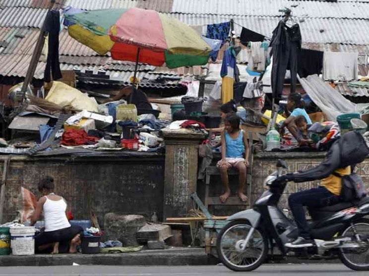 Tagle battezza 450 bambini di strada