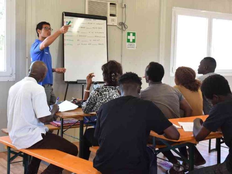 I migranti non arrivano con i barconi ma con i visti