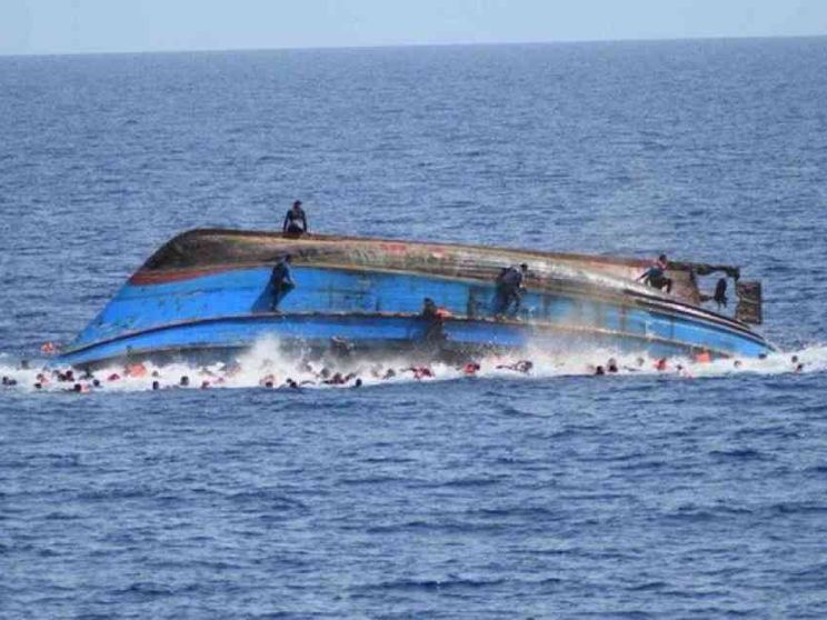 Una barca si è capovolta. «Riportate 70 persone in Libia»