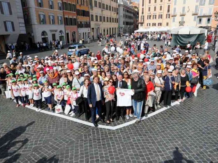 Premiato il nonno d'Italia: un flash mob in piazza di Spagna