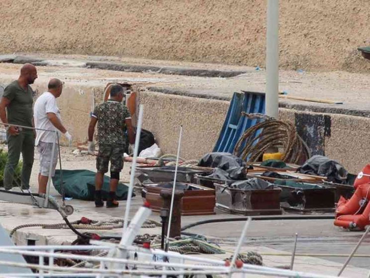 Naufragio al largo di Lampedusa, è strage di ragazze. Neonata tra i dispersi