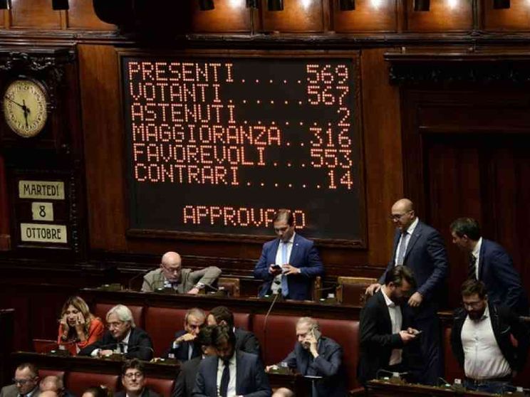 Camere, pronte 360 assunzioni dopo il taglio di 345 eletti