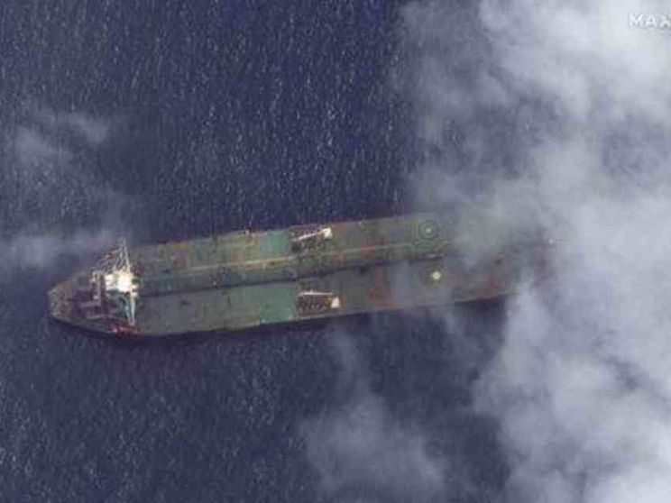 Esplosioni su petroliera iraniana. «Attacco missilistico»