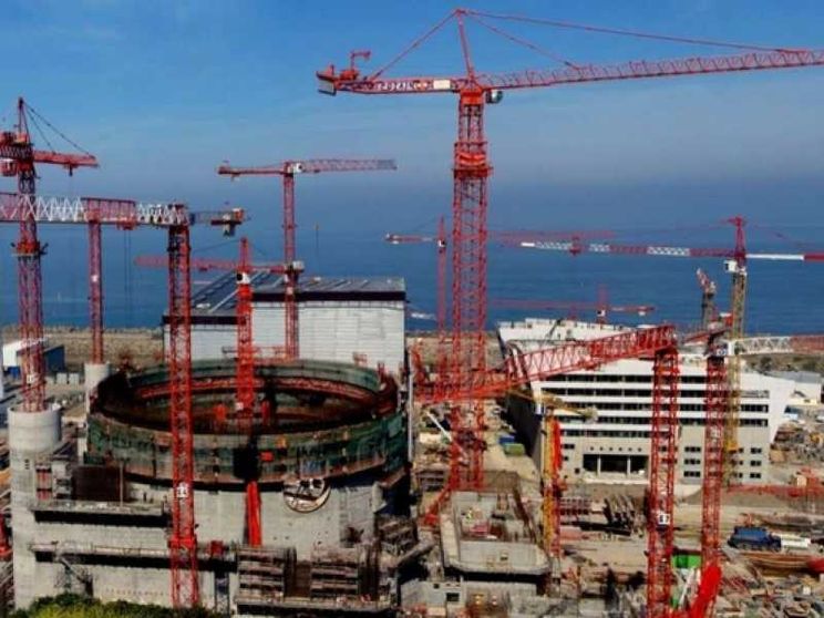La Francia sceglie di riaprire il cantiere dell'energia atomica