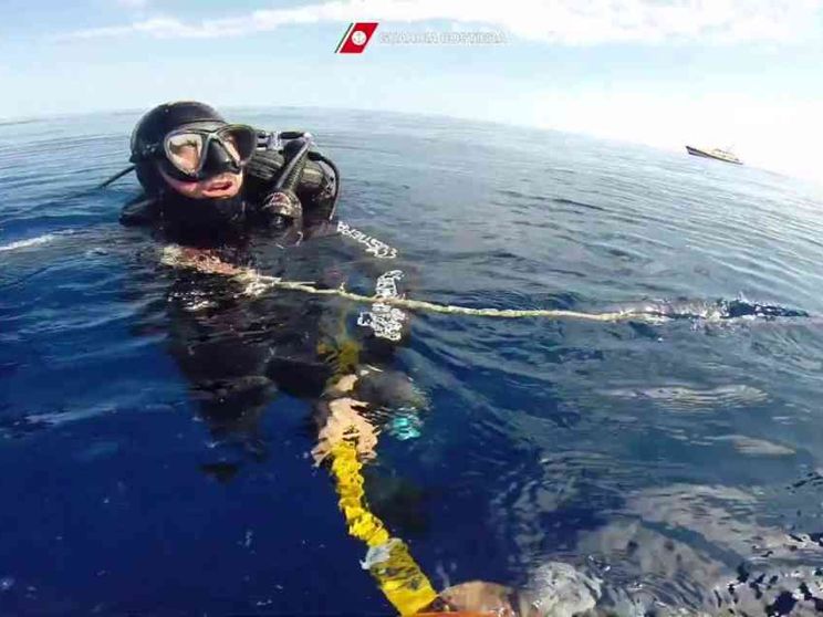 Il lavoro straziante dei sommozzatori per recuperare i corpi nell'abisso