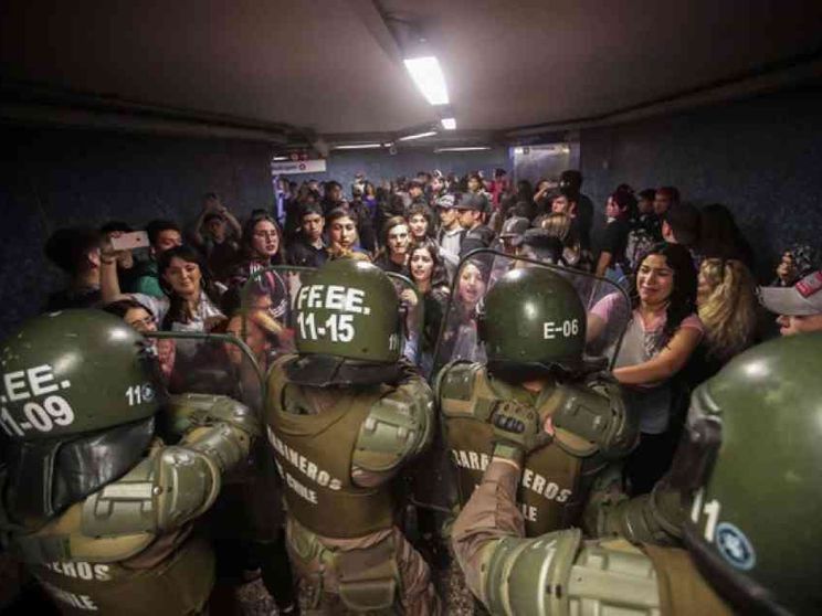 A Santiago esplode la rivolta della metro: decretato lo stato d'emergenza