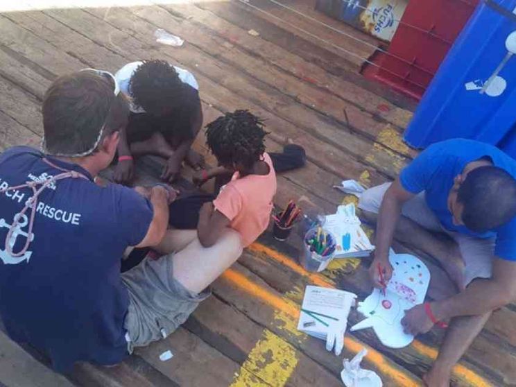 Fleur e le altre donne sole soccorse dalla nave Ocean Viking