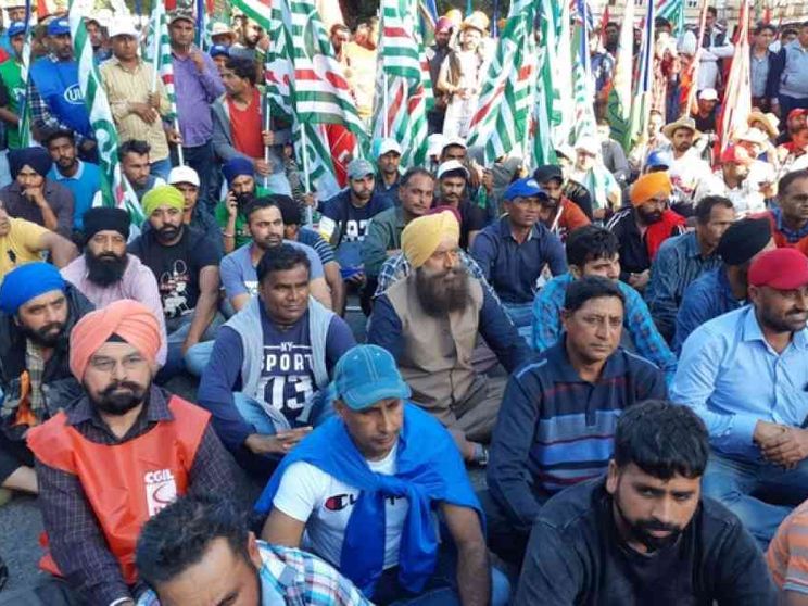 «Basta violenza e sfruttamento», braccianti sikh in sciopero