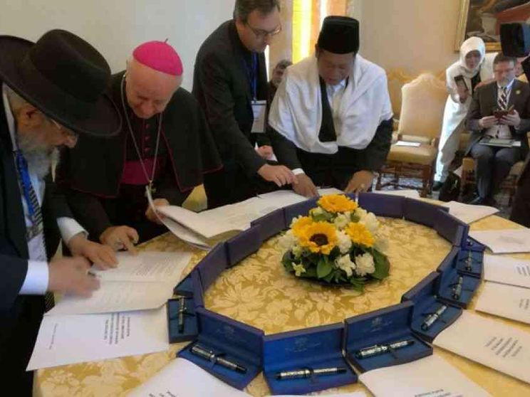 Cristiani, ebrei e musulmani: mai eutanasia e suicidio assistito