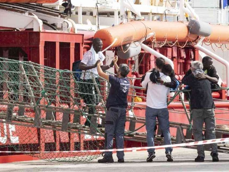 Dopo 11 giorni la nave Ocean Viking attracca a Pozzallo: tutti sbarcati