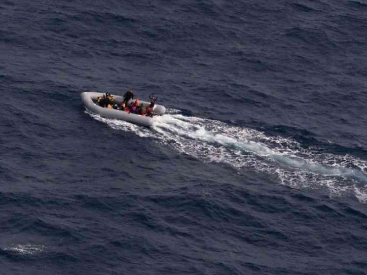 Un gommone disperso. Avvistato da Moonbird, nessuno ha coordinato i soccorsi