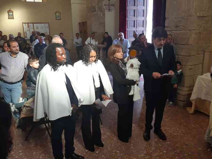 Arrivati sui barconi, battezzati dal vescovo: «Ora ci sentiamo a casa»