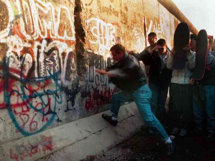 I vescovi della Ue: 30 anni dopo il Muro, le ideologie non sono scomparse