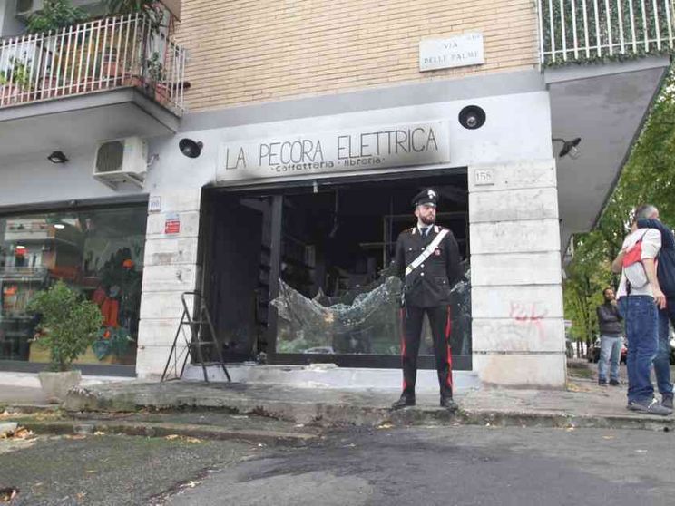 Incendio, per la seconda volta, alla libreria La Pecora elettrica