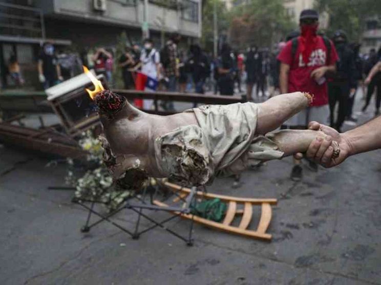 Profanata una chiesa a Santiago: bruciati statue e arredi sacri