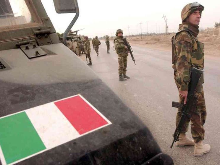 Bomba sui soldati italiani, cinque feriti. Il Daesh rivendica