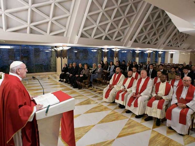 Il Papa: il diavolo distrugge l'uomo perché Dio si è fatto come noi