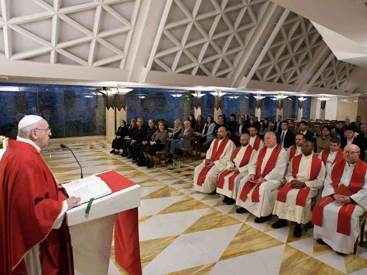 Il Papa: il diavolo distrugge l'uomo perché Dio si è fatto come noi