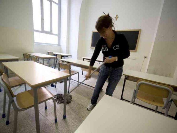 Scuola, 5mila esuberi nelle pulizie