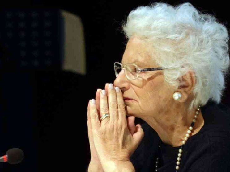 Al rispetto della memoria non servono bandierine