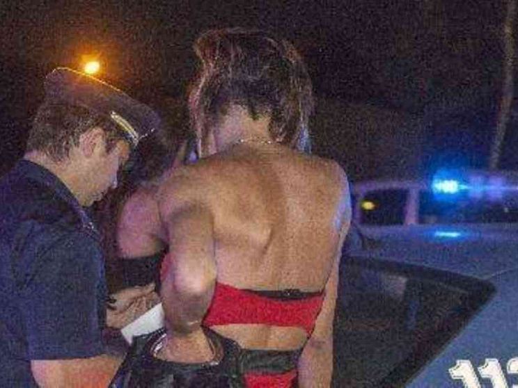 Donne crocifisse, chi chiede scusa e chi vorrebbe riaprire i bordelli