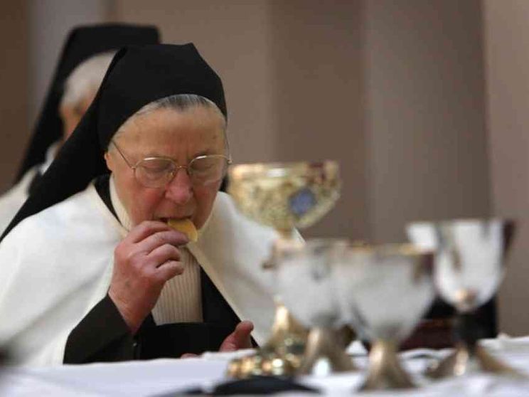 «Porta il velo». Casa di riposo non accetta una suora. Poi il dietro-front