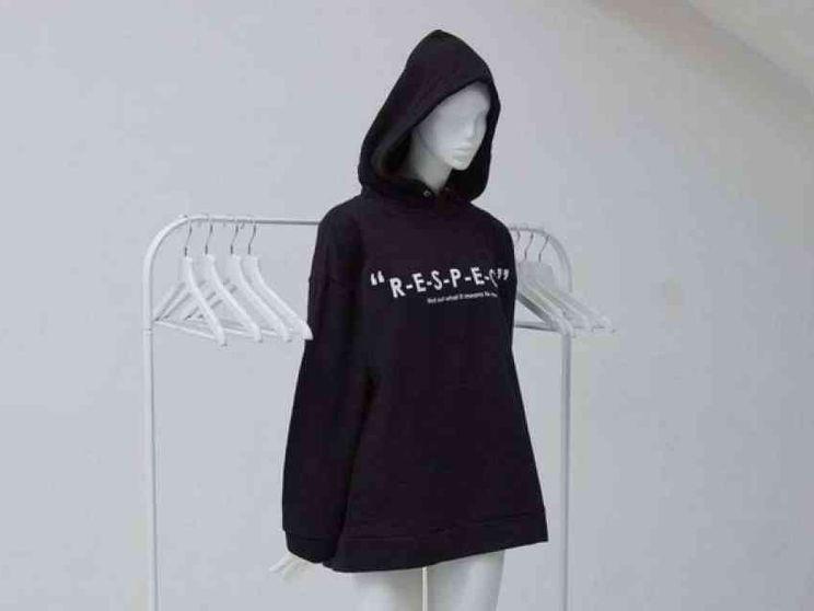 «La felpa simbolo della sostenibilità prodotta sfruttando i lavoratori»