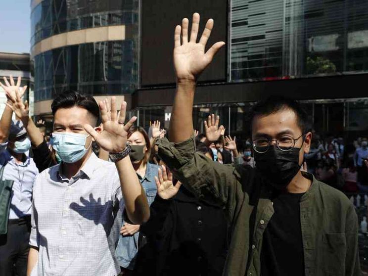 Mezzo mondo scende in piazza: rivoluzione o effervescenza?