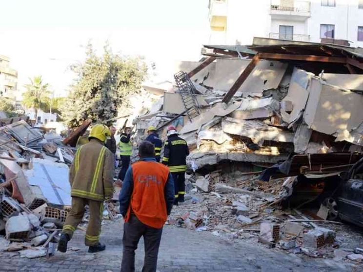 Albania, morti e feriti. Nuova scossa. Il Papa: «Prego per le vittime»