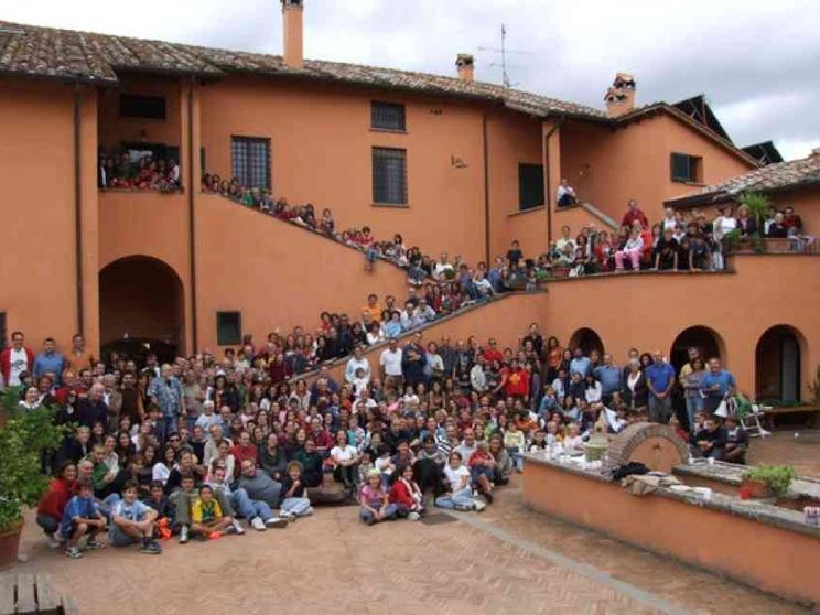 Undici famiglie e il lievito che trasforma in comunità