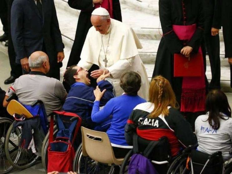 Il Papa: rendere il mondo più umano e garantire dignità ai disabili