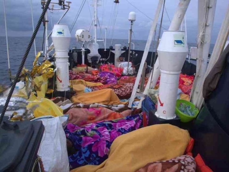 Dopo 5 giorni di attesa, la nave Alan Kurdi approda a Messina