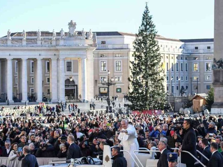 Il Papa contro maghi e cartomanti: non cristiano «indovinare» il futuro