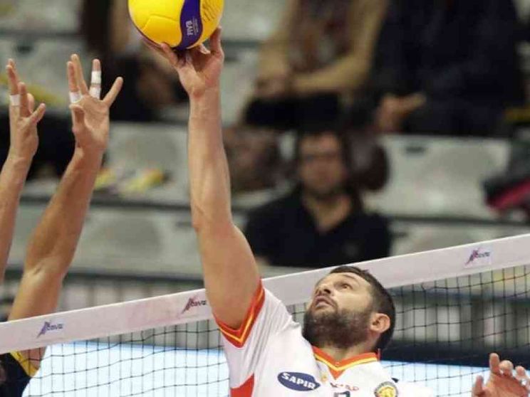 Il pallavolista Saitta: «Caro Francesco, aiutaci a non giocare a Natale»