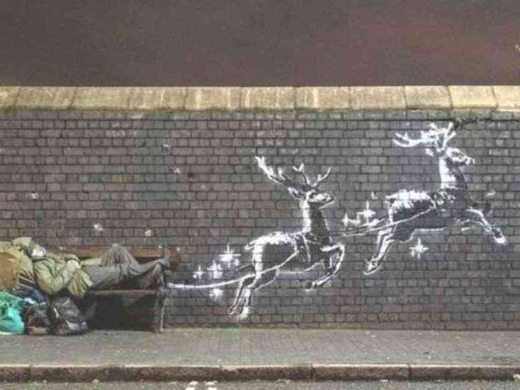 Banksy in un murale "svela" chi è Babbo Natale