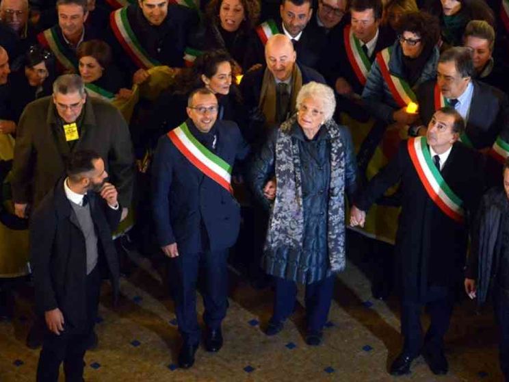 600 sindaci contro l'odio. Segre: «Ora parliamo d'amore»