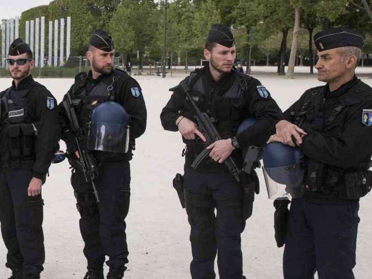 Minaccia agenti con un coltello, ucciso un uomo