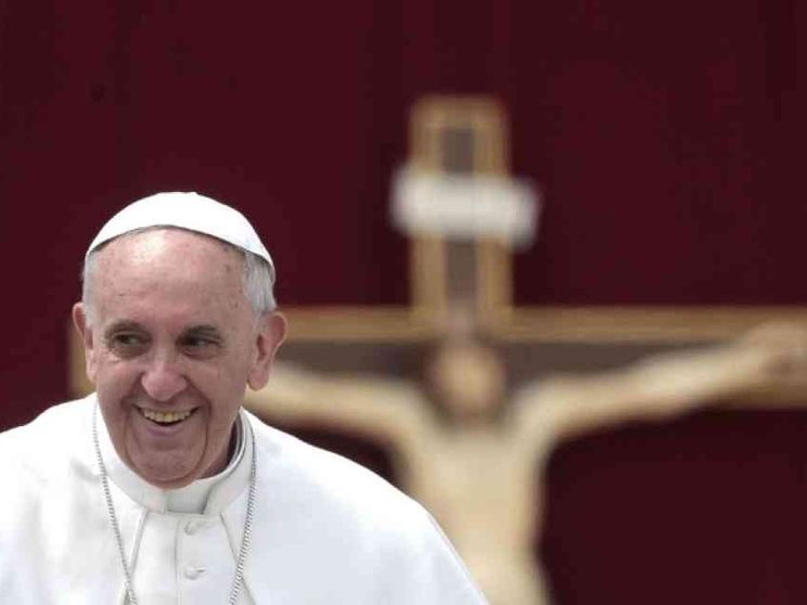 Bergoglio, 50 anni di servizio. Papa, ma prima di tutto prete