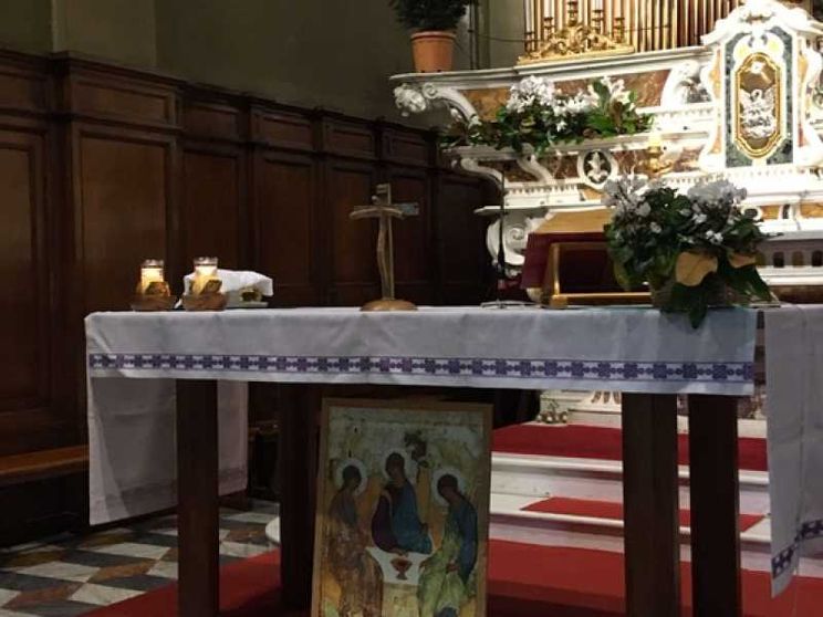 Sull'altare un Crocifisso fatto con il legno dei barconi dei migranti