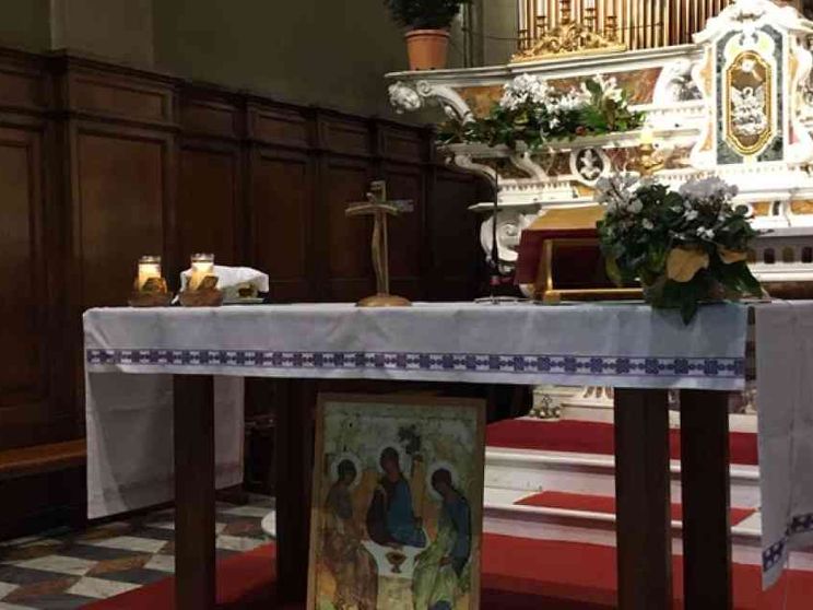 Sull'altare un Crocifisso fatto con il legno dei barconi dei migranti