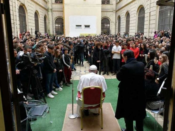 Il Papa va al liceo: siate coerenti con la vostra fede