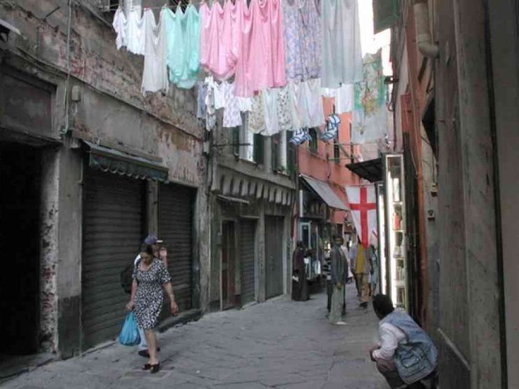 Tra i carruggi di Genova la preghiera delle prostitute