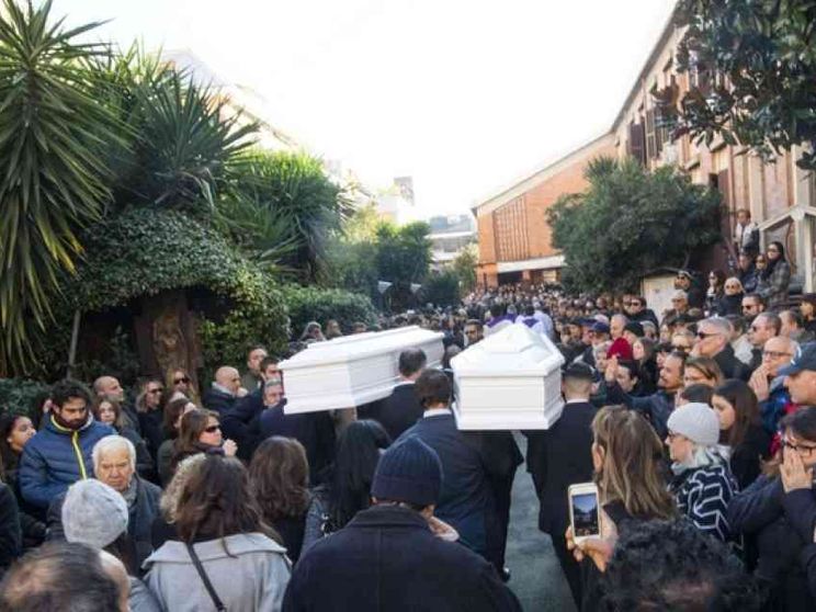 Funerali di Gaia e Camilla, il parroco: tragedia insensata, riflettiamo