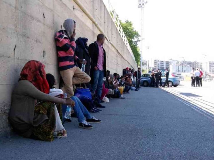 Angoscia, timori e attesa per i migranti nel "limbo" degli ex Sprar