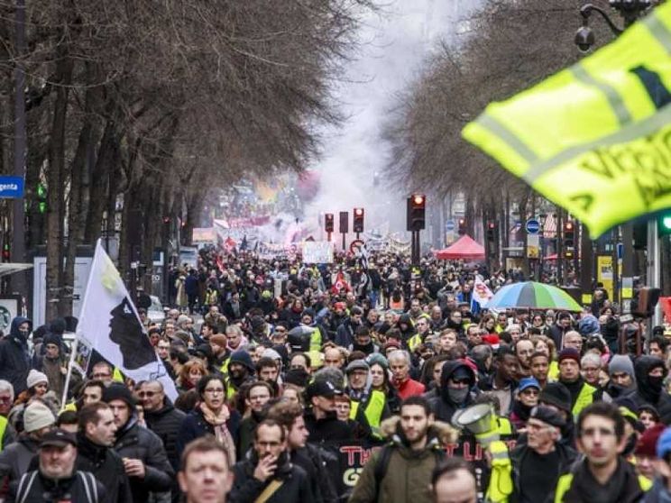 La pensione a punti di Macron spacca la Francia. Chi bara?