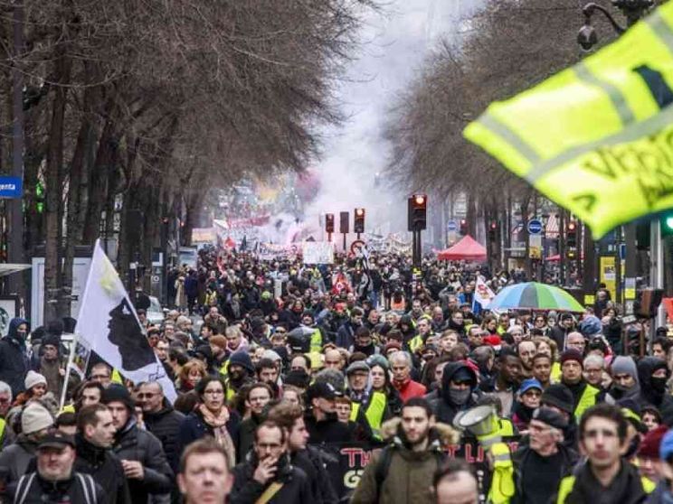 La pensione a punti di Macron spacca la Francia. Chi bara?