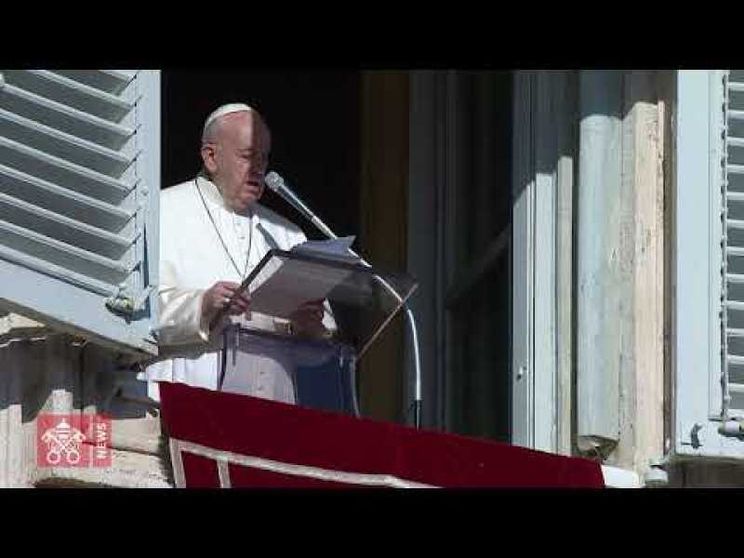 L'ultimo Angelus del 2019 dedicato alla famiglia. «Spegnete i cellulari a tavola»