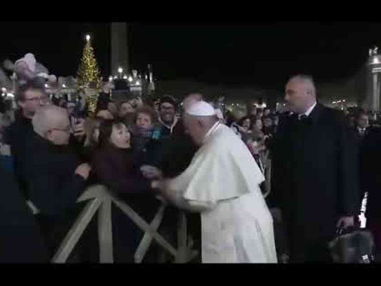 Papa Francesco strattonato perde la pazienza. E chiede scusa