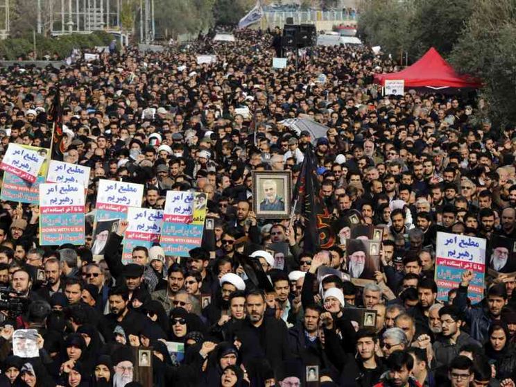 Migliaia in piazza a Teheran, l'Europa è preoccupata