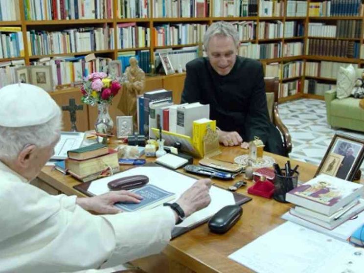 Documentario su Benedetto XVI, Gaenswein: «Mai pentito della rinuncia»